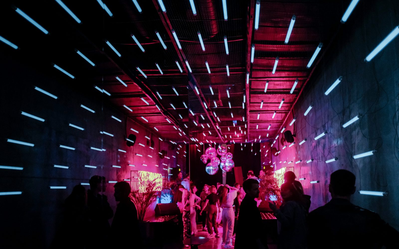 Ambiance lumineuse d'une soirée événementielle